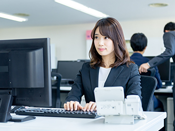 IT企業で営業事務／9時出社・残業少なめ／長期