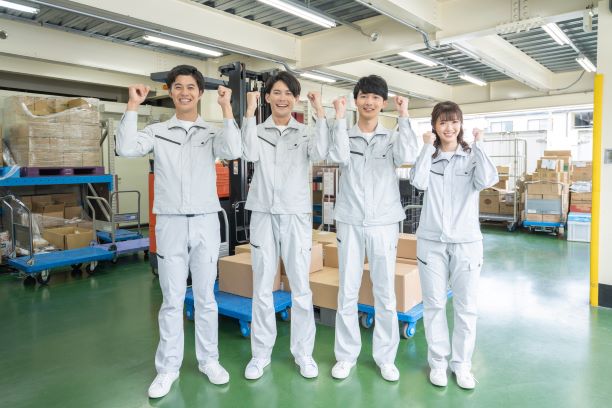 【工場内の普通自動車での材料運搬】