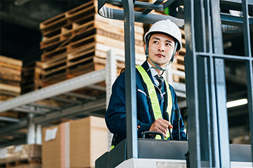 資格を活かす！フォークリフトでの荷運び