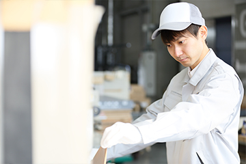 自動車エンジン部品の製造工程における加工作業