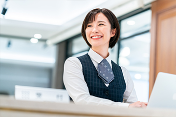 【 携帯ショップで携帯電話・その他関連する商材の販売】