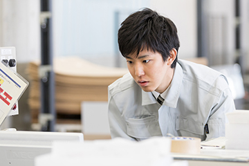 日勤！長期！土日休み！車の部品を加工するお仕事！