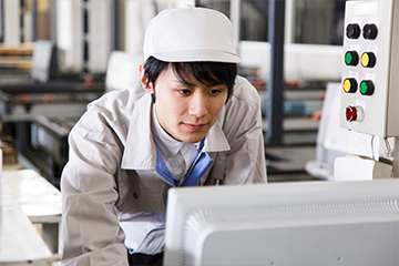 電子部品製造工程で包装機の操作