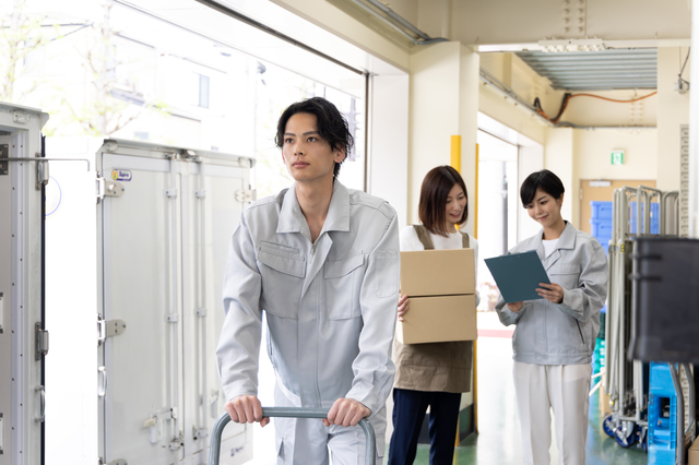 【 2027年3月末までのお仕事です：日勤・4勤2休】部材の受入や入出庫、原材料を台車で運搬】