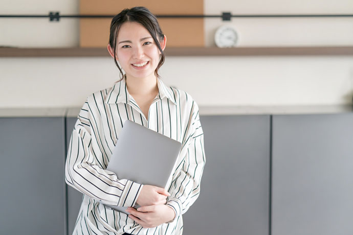 【即日～長期】充実した福利厚生◎週3日×時短相談可能★残業なし！駅から徒歩5分で通勤ラクチン！税務コンサルティング企業《税務補助》【WEB登録面談実施中】