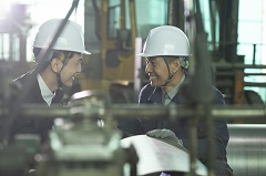 ハンドクレーンを使用した製造業務