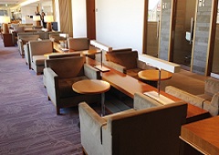 関空内　ラウンジでのサービススタッフ