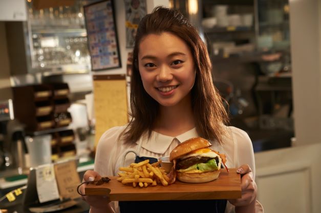 普天間基地　バーガー屋さんでの販売スタッフ