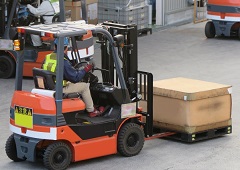 自動車部品製造工場　フォークリフト