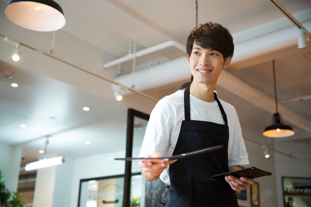 恩納村　焼肉店ホールスタッフ