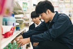 ★嘉手納基地　コンビニ倉庫内作業スタッフ