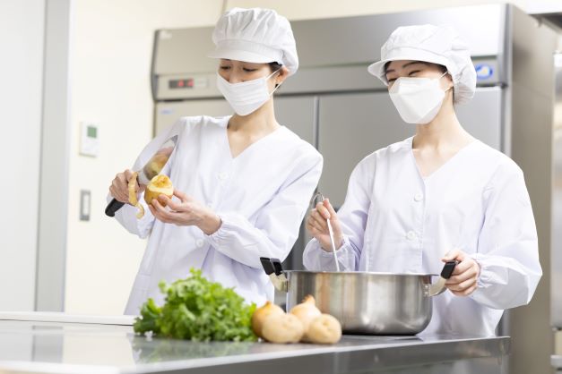 ★キャンプキンザー　学食での調理補助スタッフ