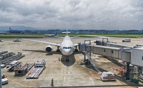 伊丹空港　機内食運搬補助と検品業務