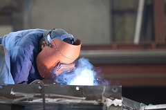 業務用空調機　熱交換器のろう付け作業
