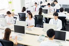 大型事務センターでの書類審査スタッフ