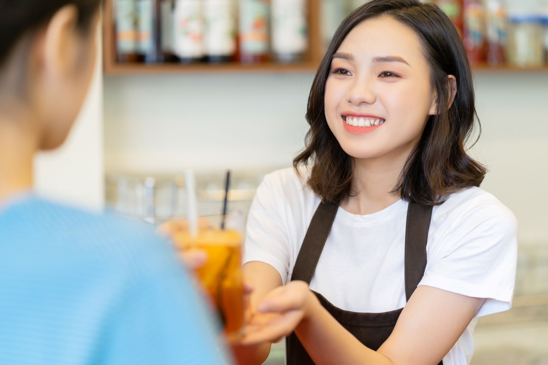 キャンプハンセン　コーヒーショップでの販売スタッフ