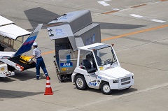 関西国際空港内　手荷物積載作業