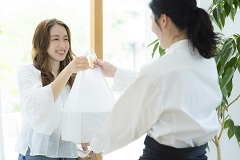 東京駅構内　キャラメル菓子店での接客販売