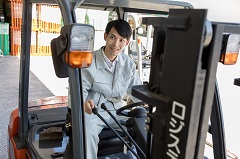 フォークリフトなどを使用しての倉庫内作業