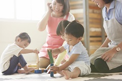 キャンプフォスター　保育補助スタッフ
