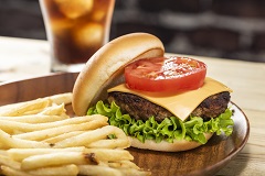 嘉手納基地ハンバーガーショップでの調理・販売