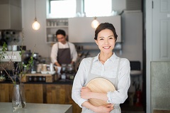 キャンプ フォスター(北谷町) レストラン 席案内、レジ清算スタッフ