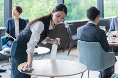 キャンプ フォスター(北谷町) レストラン お皿下げ・テーブルセットスタッフ