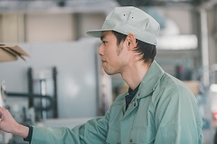ハンドクレーンを使用した製造業務