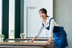 キャンプフォスター内 レストランのお皿下げスタッフ