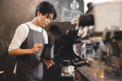 キャンプコートニー　コーヒーショップでの販売員