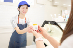 嘉手納基地 フードコート内 アイスクリーム店スタッフ