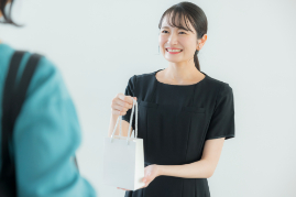 お菓子販売スタッフ