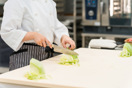 嘉手納基地　レストランキッチンスタッフ