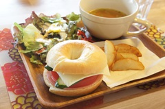 嘉手納基地内ベーグルショップ 販売スタッフ