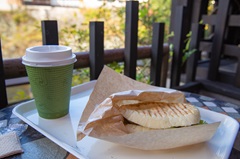 米軍基地内ゴルフコース内パーラーでの 簡単調理&接客販売スタッフ