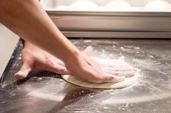 嘉手納基地 ピザ生地製造＆ルート配達スタッフ