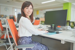 百貨店内の営業事務