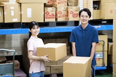 免税ブランド店　店舗メンテナンススタッフ (納品・回収／什器設置など)