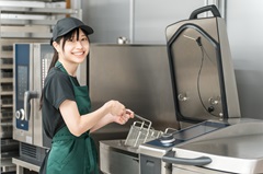 6月までの短期　嘉手納基地内　小学校学食での調理補助スタッフ