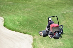 嘉手納基地内ゴルフ場　草刈り作業スタッフ