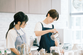 嘉手納基地 フィットネスジム内 スムージー販売スタッフ