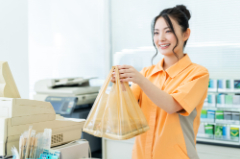 米軍基地キャンプ フォスター コンビニスタッフ (レジ、商品補充など)