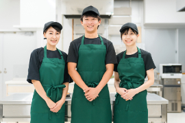 嘉手納基地フードコート内 サンドウィッチ店スタッフ