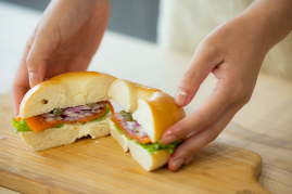 嘉手納基地内ベーグルショップ 販売スタッフ