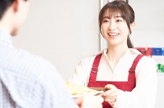 キャンプハンセン　クラブ内ショップでのカウンタースタッフ