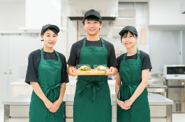 嘉手納基地フードコート内 サンドウィッチ店スタッフ