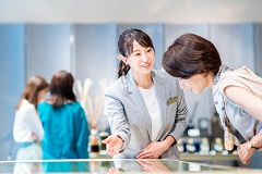 高時給！百貨店内アクセサリーショップの接客業務