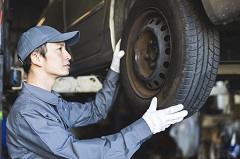 タイヤ倉庫での作業スタッフ