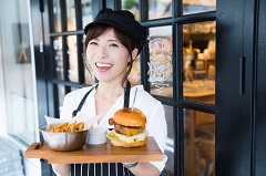キャンプシュワブ　ファストフード店での接客調理スタッフ