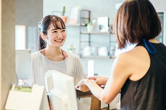 キャンプ キンザー フィットネスジム内ジュースバー接客販売スタッフ